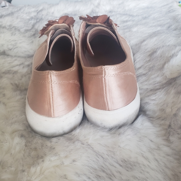 Call it Spring sneakers - Picture 2 of 5